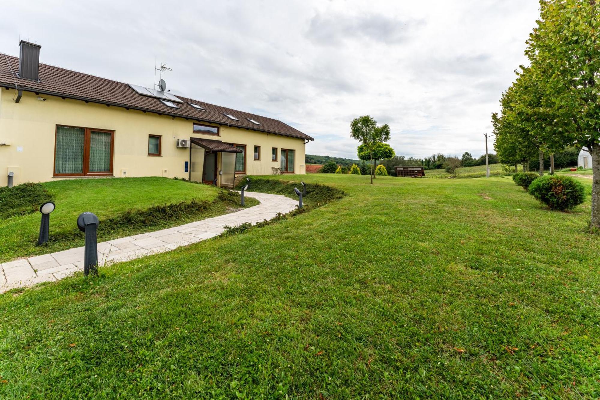 Bed&Breakfast Vinarija Coner Bjelovar Ngoại thất bức ảnh